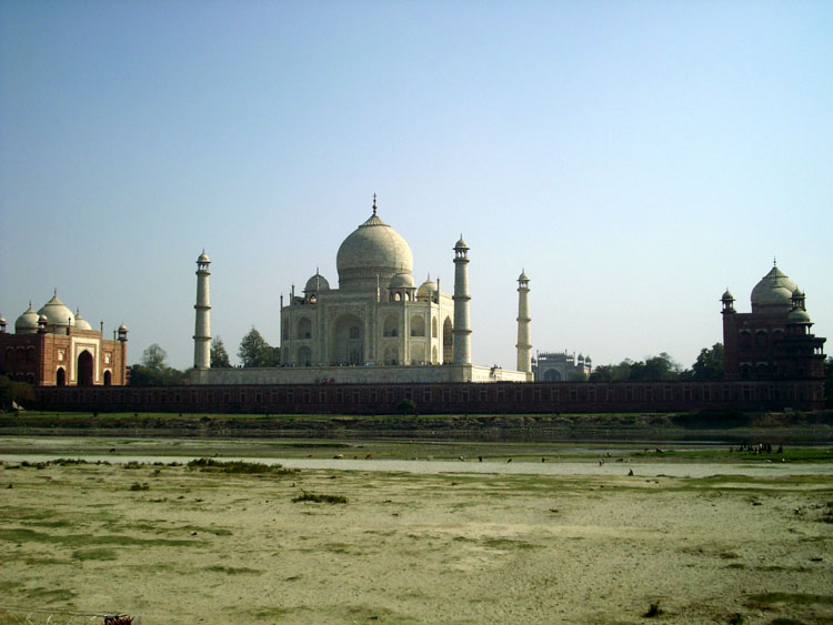 Taj Mahal desde el río Yamuna Taj Mahal desde el río Yamuna