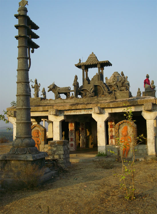 Templo en unos de los cerros de Hampi Templo en unos de los cerros de Hampi