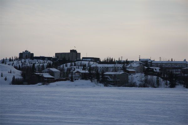 Vista de yellowknife desde el gran lago del Esclavo Vista de yellowknife desde el gran lago del Esclavo