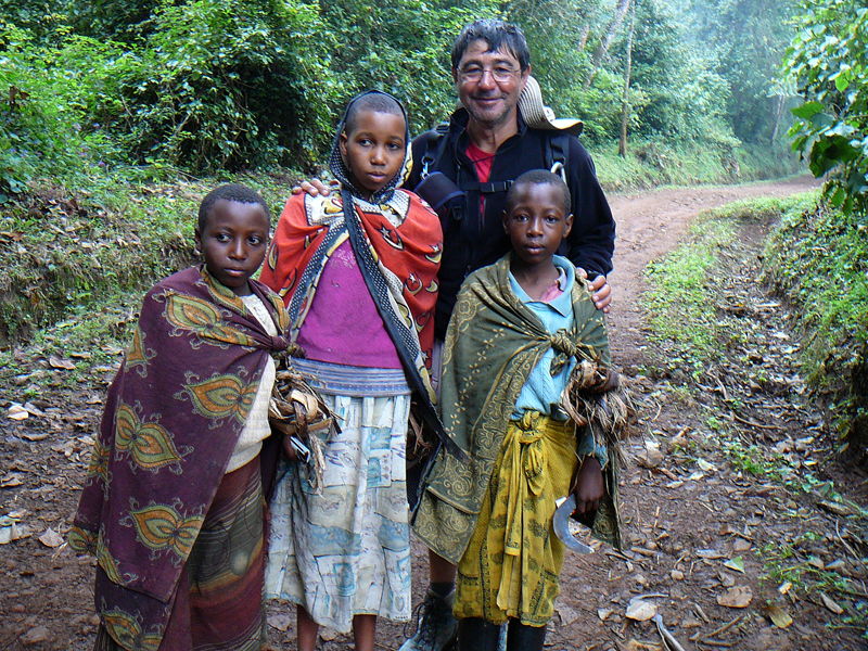 El autor con niños Tanzanos