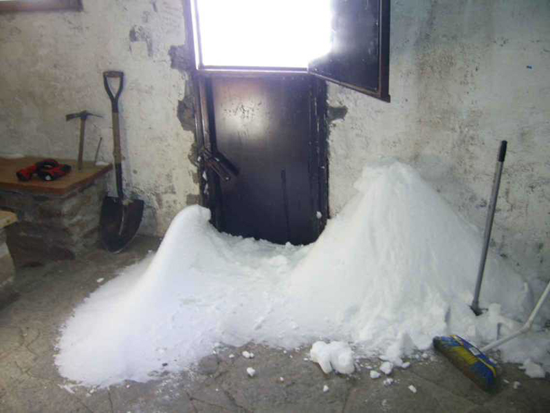 Nieve en el interior del vivac de La Caldera