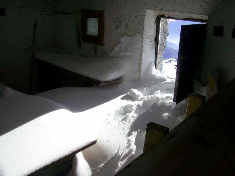 Nieve en el interior del vivac de Villavientos