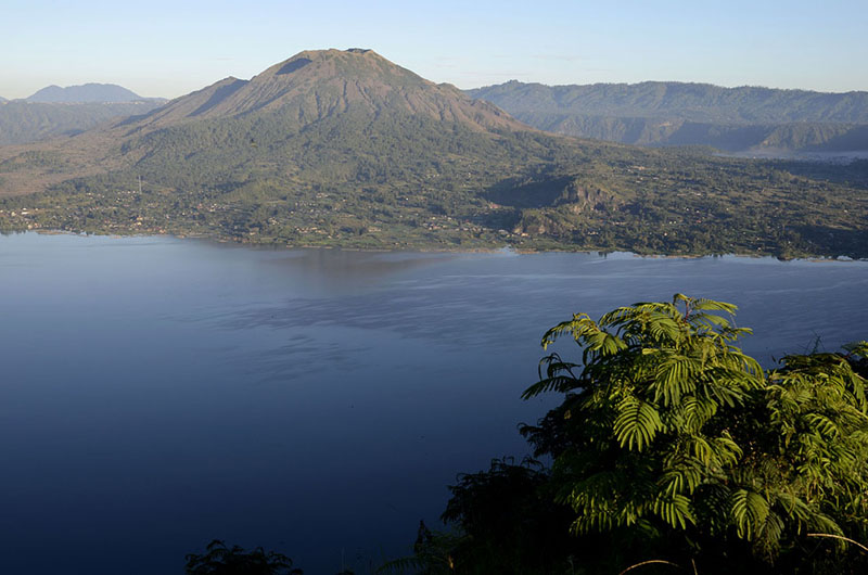 Lago y monte Batur