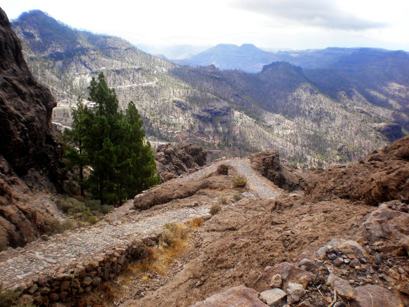 UNA BAJADA HACIA LA CALDERA DE TIRAJANA
