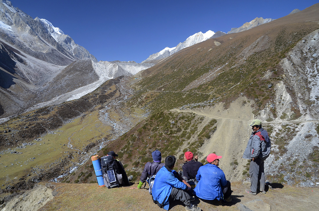 Larkya Pass al fondo, cordillera del Himalaya, Nepal