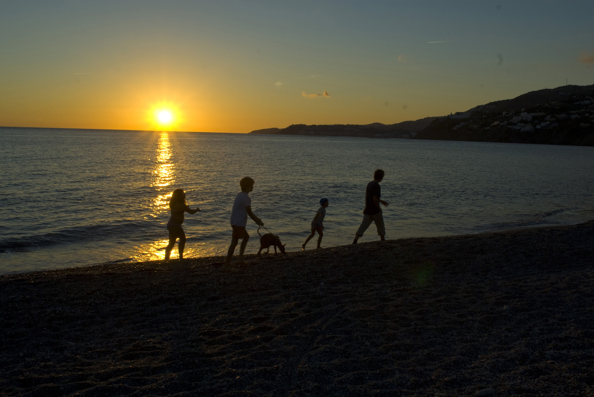 Un paseo en familia al atardecer por la Playa de La Guardia-Salobreña-Granada
