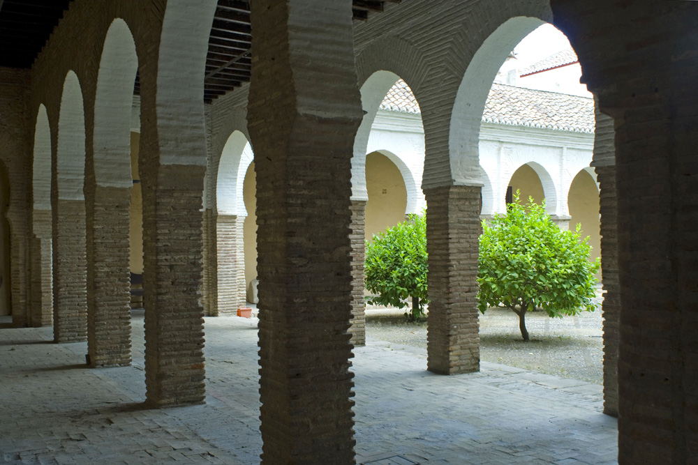 Patio de la antigua Mezquita del Albayzin-Granada 